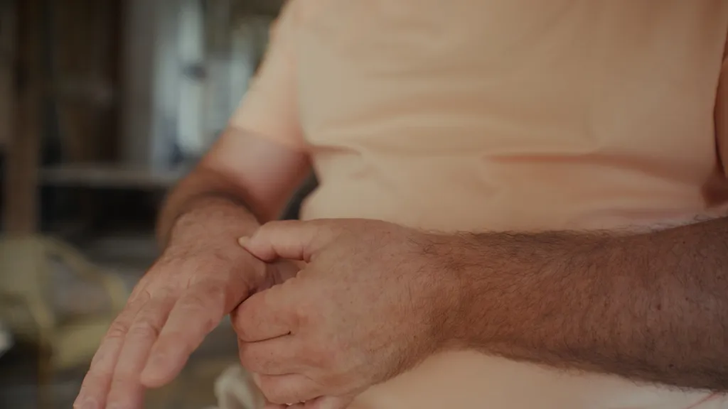 Yves Wauthier, les mains croisées sur le cœur, pendant une pratique guidée