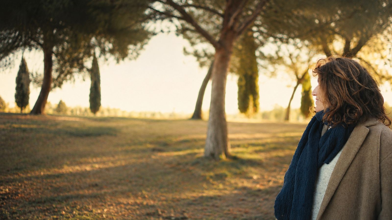 Femme en pleine lumière dorée dans la nature, programme Soins de Lumière
